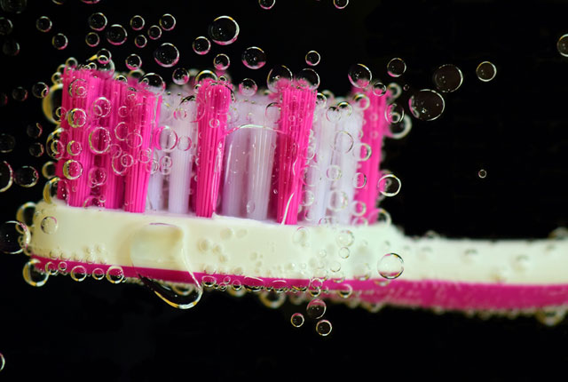 How to clean toothbrush